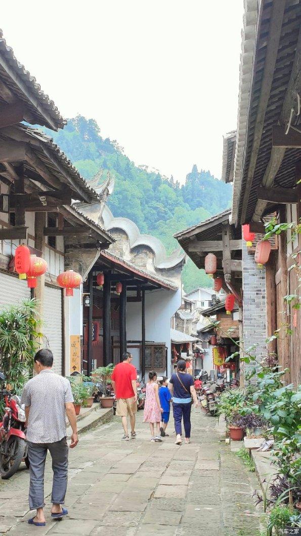 55岁伊能静“唐装”出镜，被指像艺伎备受争议，嘴角耷拉妆容显老